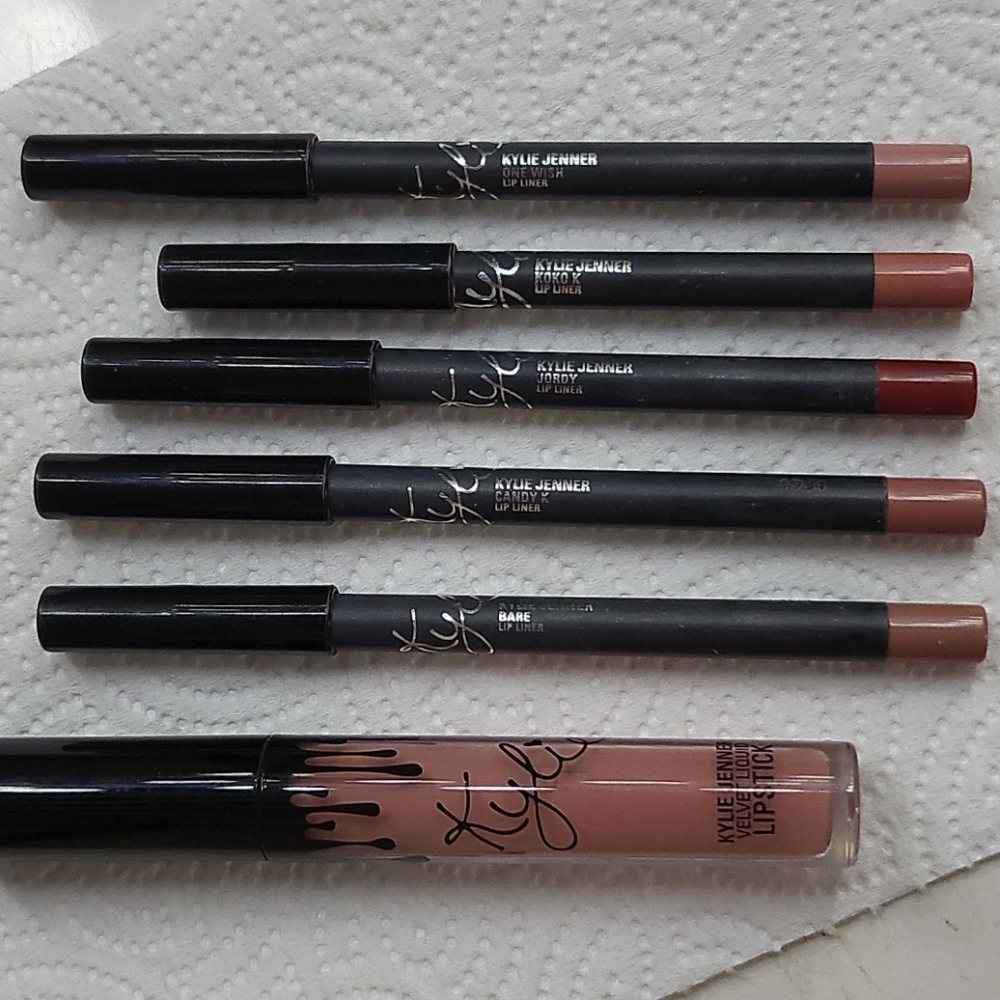 Kylie lip liner lot with bonus bare lipkit